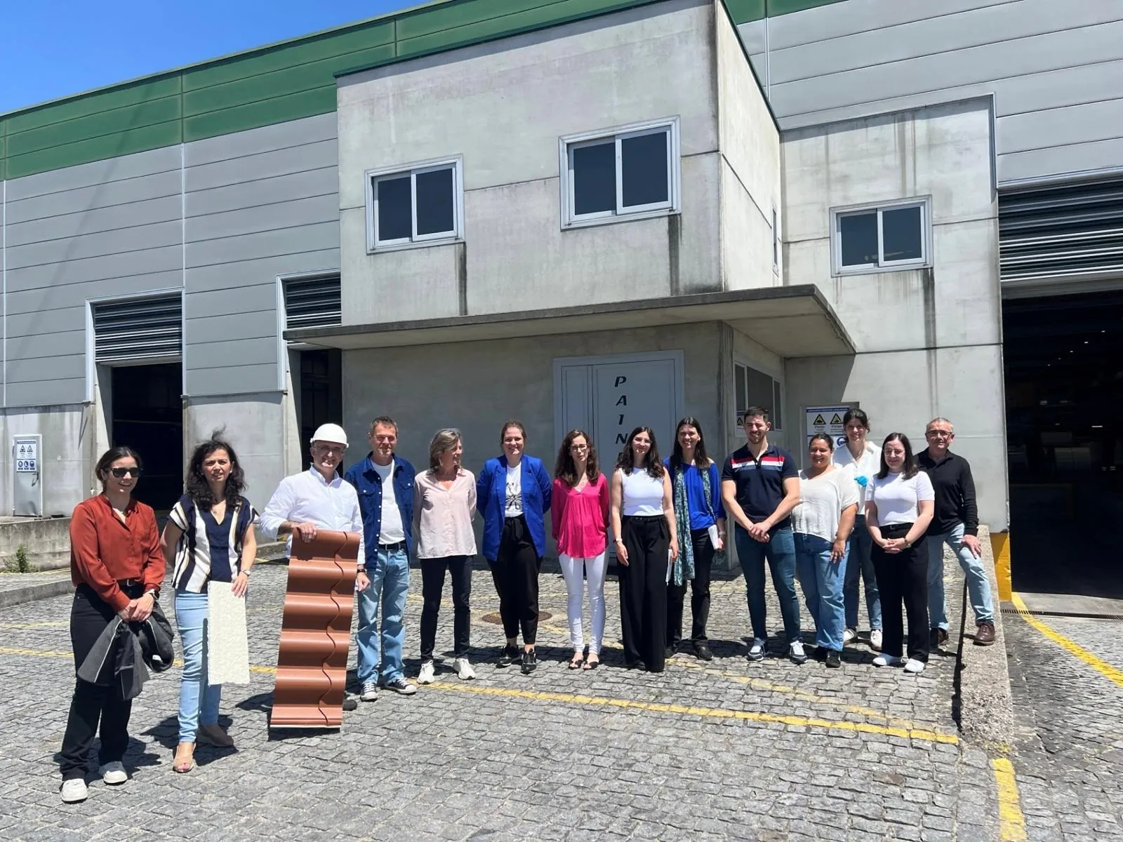 Representantes das entidades do consórcio EcoSys2Build junto às instalações da Painel 2000